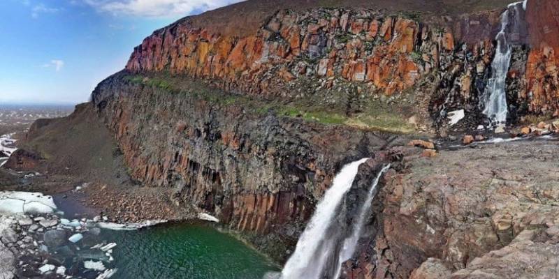 Красные камни